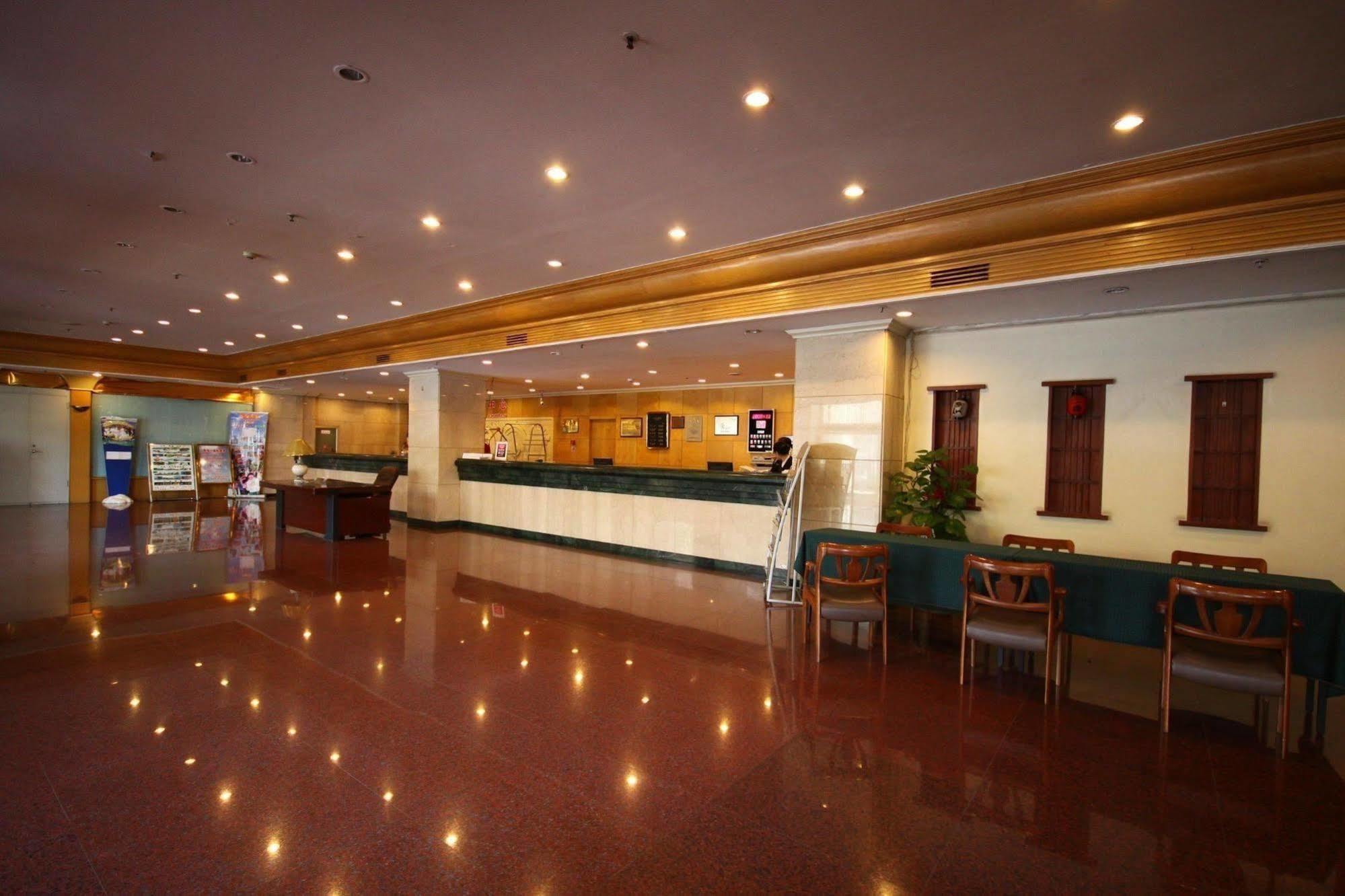 Hampton By Hilton Dalian Zhongshan Exteriör bild